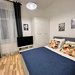 Modern Near Theater! Apartman *