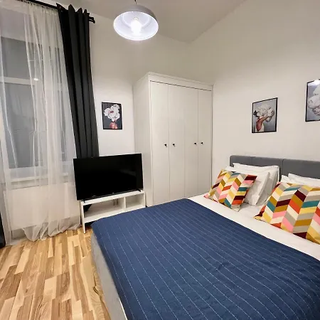 Modern Studio Near Theater! Apartment *