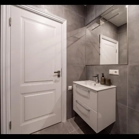 Modern Studio Near Theater! Apartment