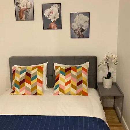 Apartment Modern Near Theater! *