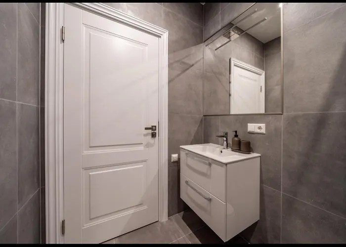 Modern Near Theater! Apartment